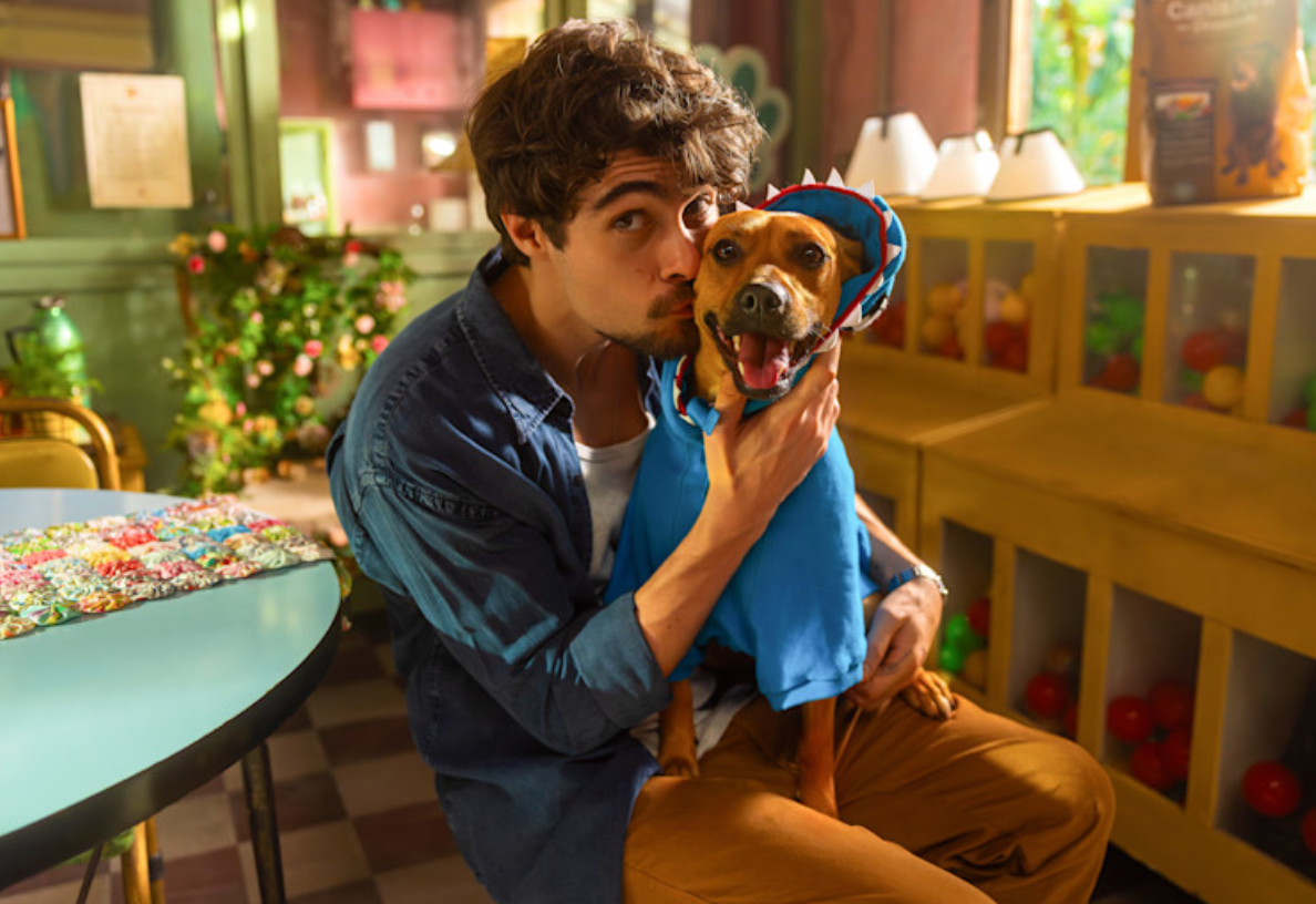 Rafael Vitti e vira-lata Amendoim, protagonistas do longa Caramelo (Crédito: Divulgação/Netflix)