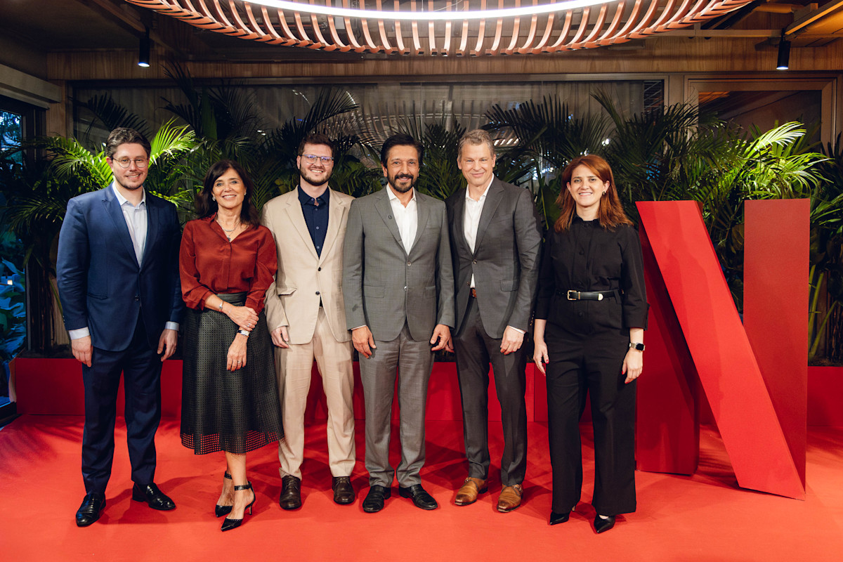 Da esquerda para a direita: Pedro Guerra, Elisabetta Zenatti, Marcelo de Assis, Ricardo Nunes, Greg Peters e Mariana Polidorio (diretora de Políticas Públicas da Netflix Brasil). Crédito: Marcos Serra Lima/Netflix