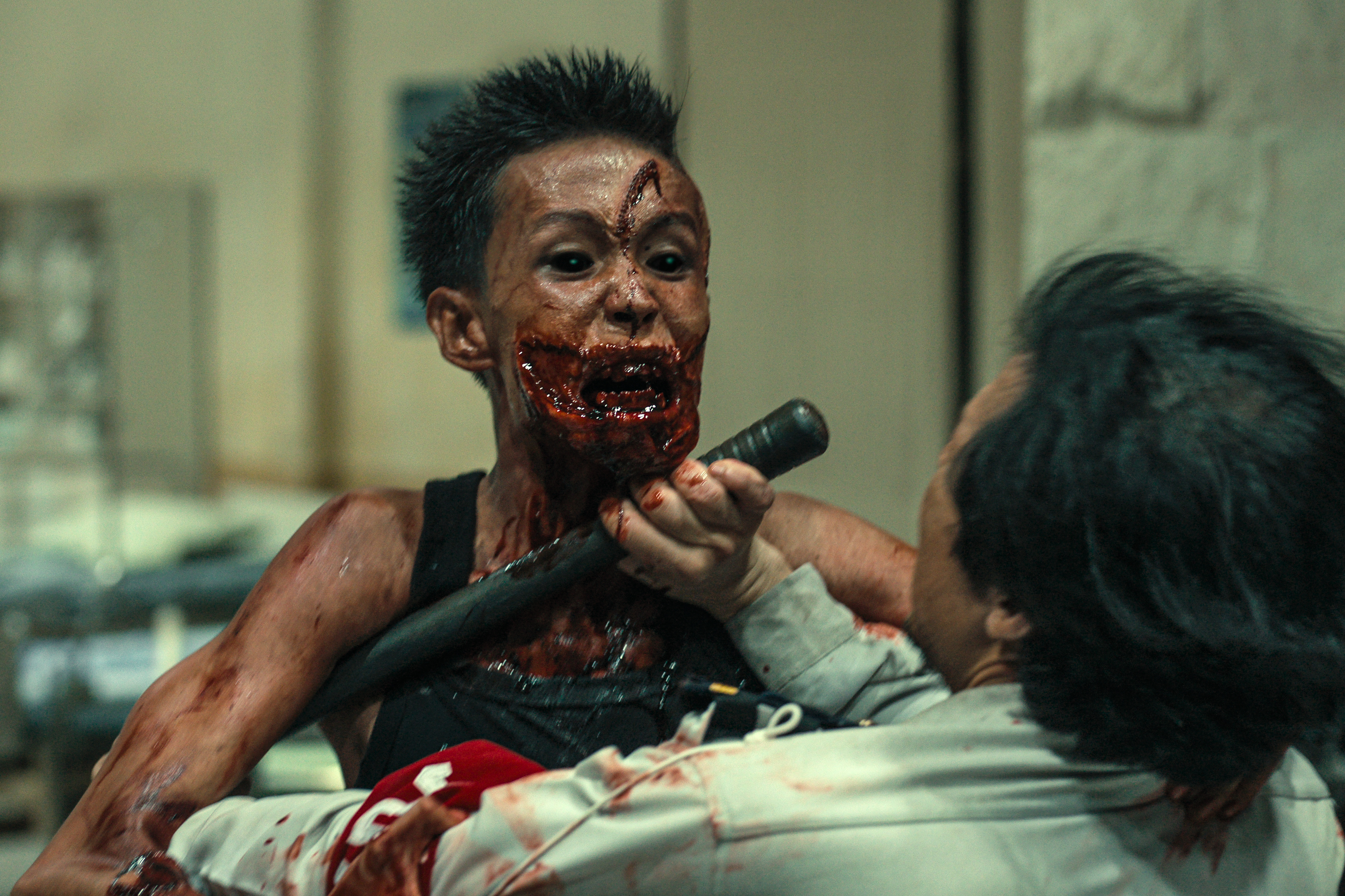 Un hombre contra el mundo: El tráiler de «Ziam» promete un electrizante  combate de artes marciales tailandesas contra zombis - About Netflix