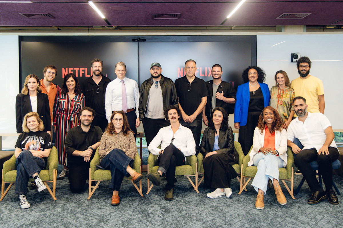 Marianna Brennand, Carolina Markowicz, Quico Meirelles, Elisabetta Zenatti, Felipe Vellas, Pedro Freire, Greg Peters, Barbara Adams, Kaique Alves, Esmir Filho, Francisco Ramos, Rodrigo Cesar, Higia Ikeda, Juliana Vicente, Aline Lourena, Petra Costa, Marcelo Caetano e Gabriel Martins. (Créditos: From left to right: Pedro Guerra, Elisabetta Zenatti, Marcelo de Assis, Ricardo Nunes, Greg Peters, and Mariana Polidorio (Director of Global Affairs at Netflix Brazil). Credito: Marcos Serra Lima/Netflix