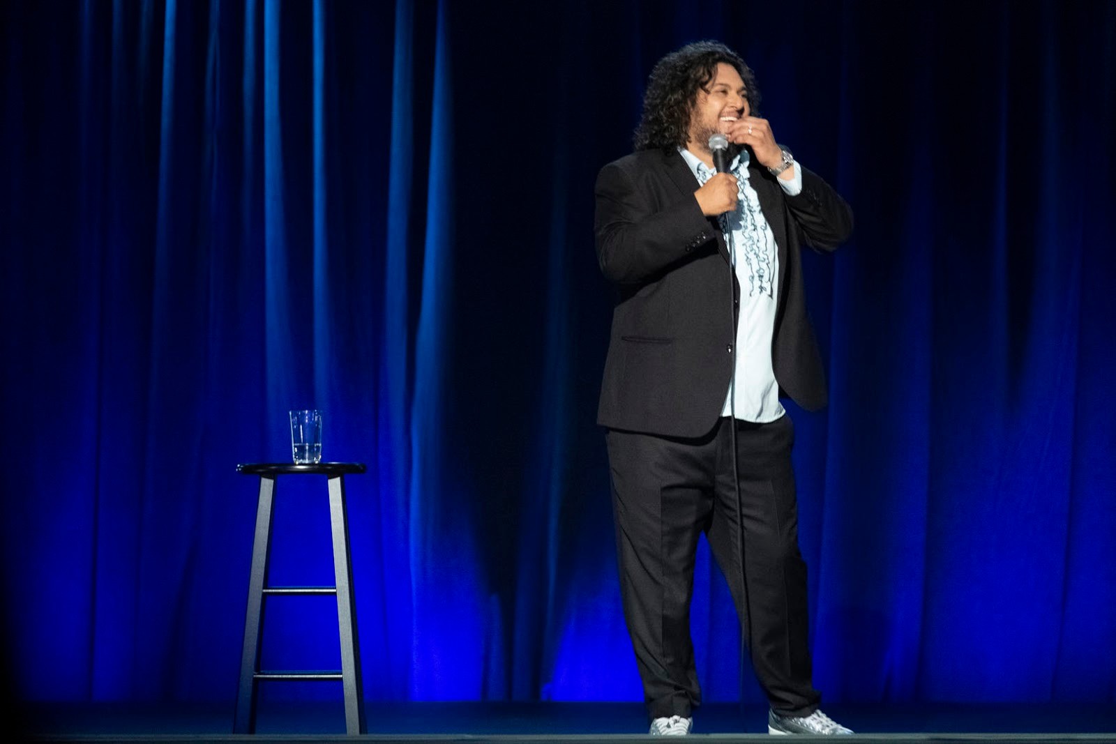 netflix-anuncia-el-estreno-simultáneo-de-los-primeros-especiales-de-comedia-original-de-felipe-esparza,-‘bad-decisions’-y-‘malas-decisiones’