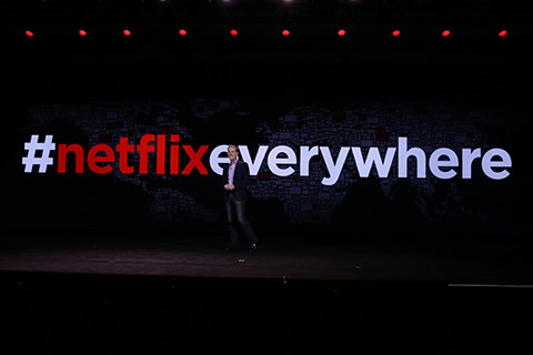 CES 2016 무대에서 #netflixeverywhere 화면 앞에 선 리드 헤이스팅스.