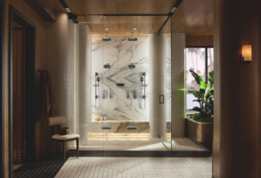 Area shower kaca dalam kamar mandi bernuansa hangat