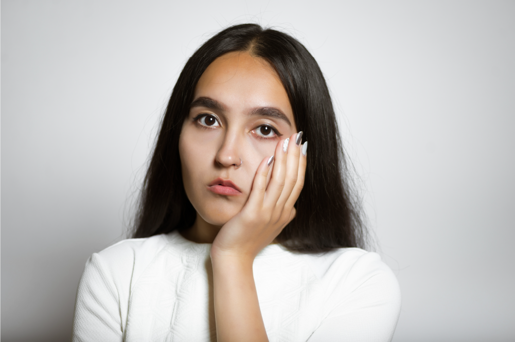 Mujer de cabello negro y cabello grasoso