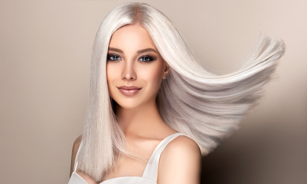 Mujer con cabello platinado decolorado