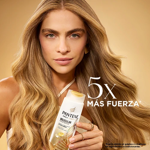 Mujer rubia con la botella de shampoo Molecular Bond Repair repara la fibra capilar 5X más fuerza
