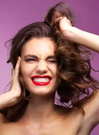 Mujer con cabello con frizz