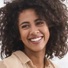 Mujer con cabello rizado, dañado y con frizz