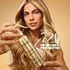 Mujer rubia con el tratamiento pro-tector en spray Molecular Bond Repair con hasta 72 horas de escudo protector