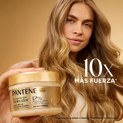 Mujer rubia con la mascarilla intensiva Molecular Bond Repair 10X más fuerza