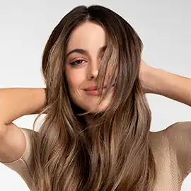 Tini Stoessel mostrando su hermoso y saludable cabello con ondas ligeras