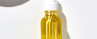 Aceite de Pantene que contiene la Pro Vitamina B5 que nutre el cabello por dentro y por fuera