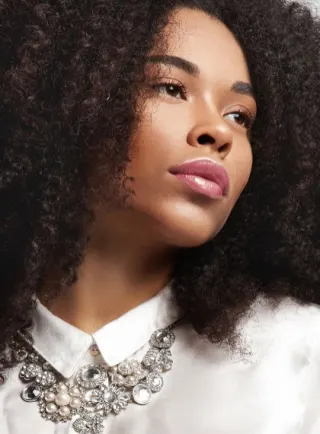 Mujer negra con cabello crespo