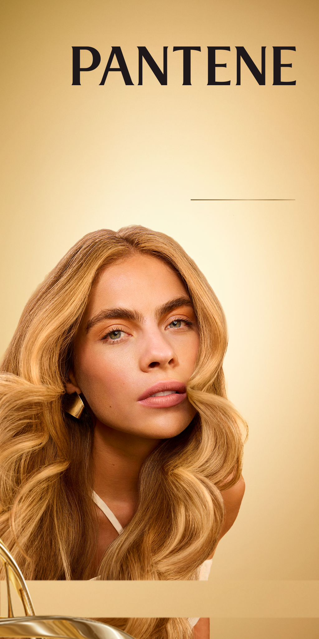 Una modelo rubia mirando a la cámara con el logo de Pantene