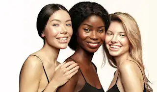 5 modelos luciendo diferentes tipos de cabellos: liso, rizado, crespo y ondulado