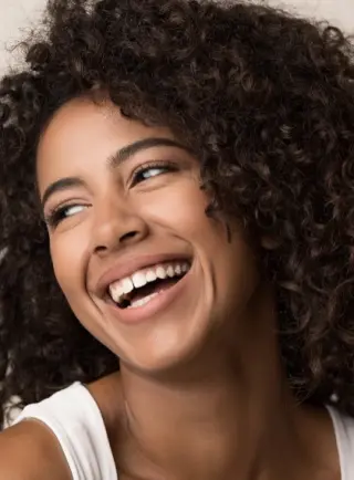 Mujer negra con u cabello rizado hermoso