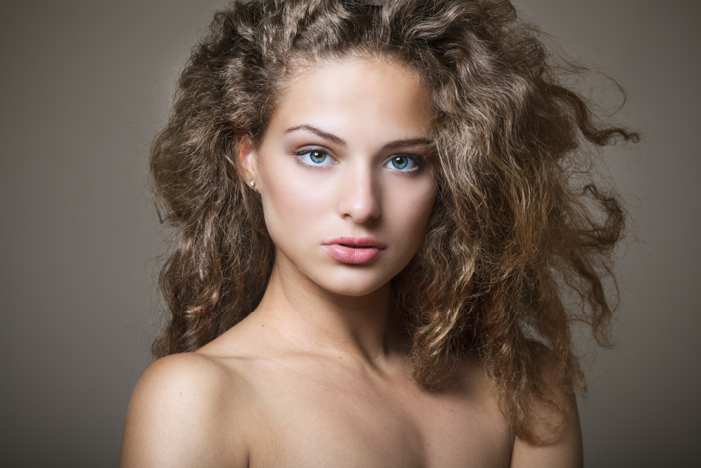 Mujer rubia con frizz en el cabello