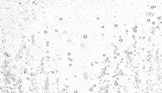 Gotas de agua sobre fondo blanco