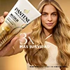 Mujer rubia con la botella de acondicionador Molecular Bond Repair restaura la hidratación y sella la cutícula, 3X suavidad