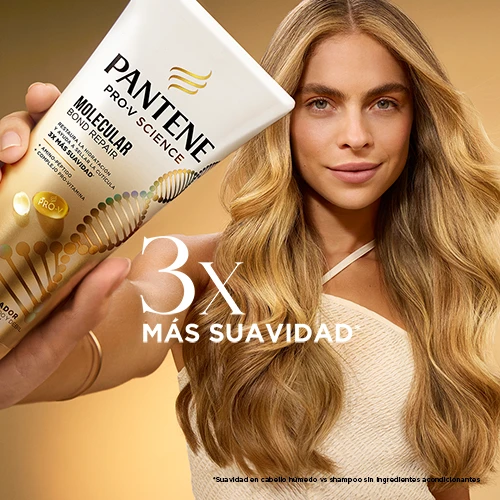Mujer rubia con la botella de acondicionador Molecular Bond Repair restaura la hidratación y sella la cutícula, 3X suavidad