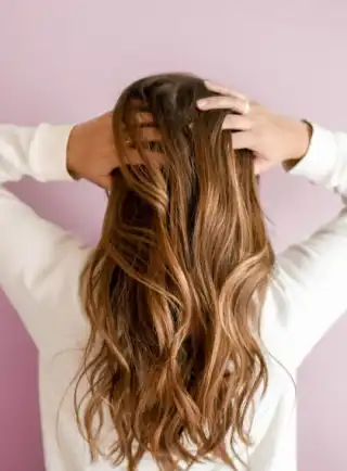 Mujer luciendo el crecimiento de su cabello