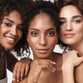 Tres mujeres luciendo su cabello crespo, afro y rizado, respectivamente