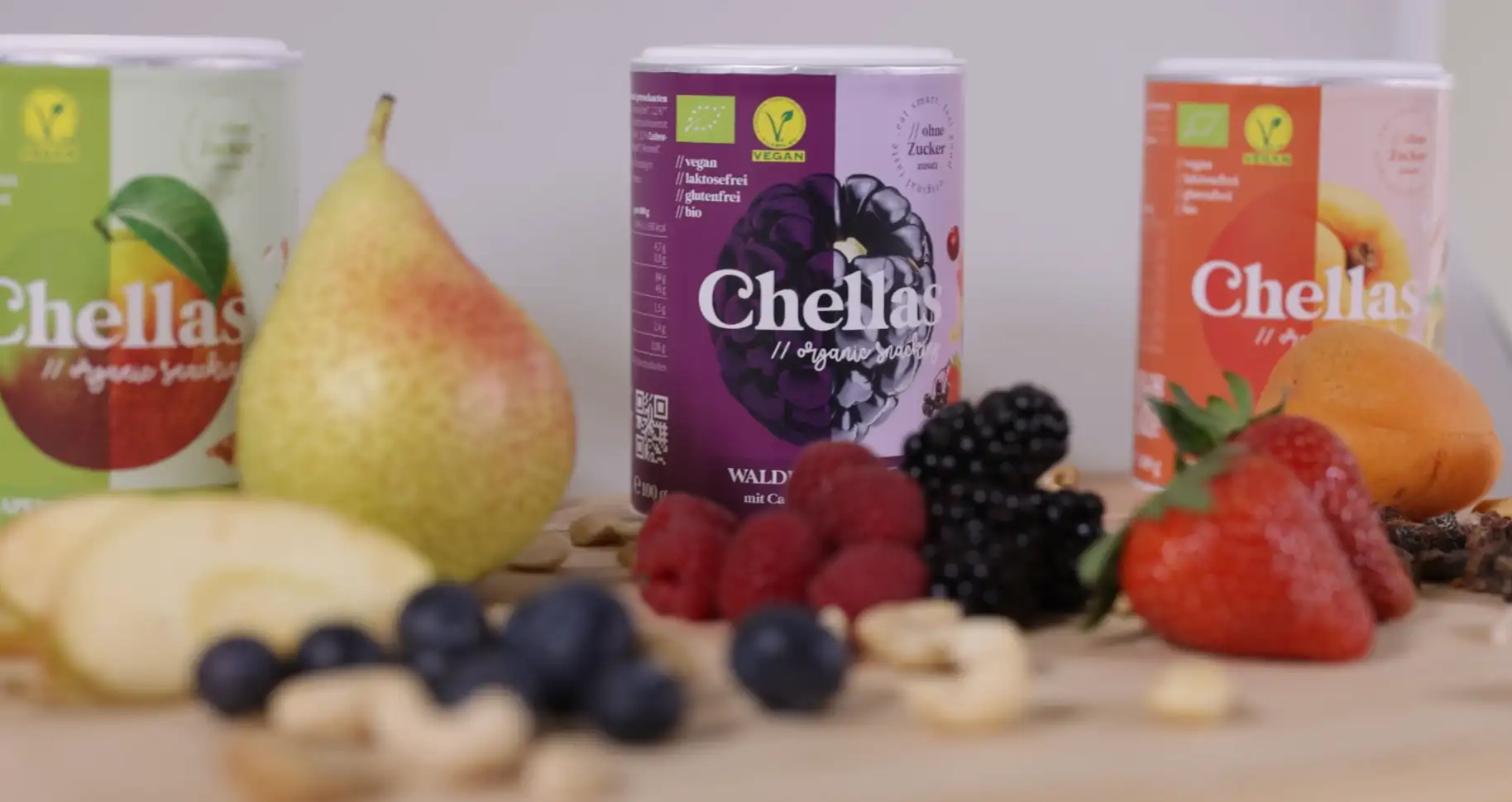 Drei Chellas Produktdosen mit Früchten