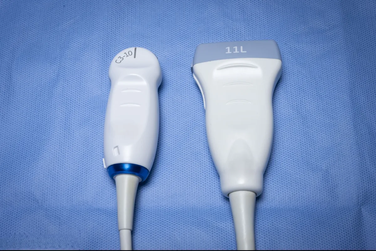 Curvilinear and linear ultrasound transducers.