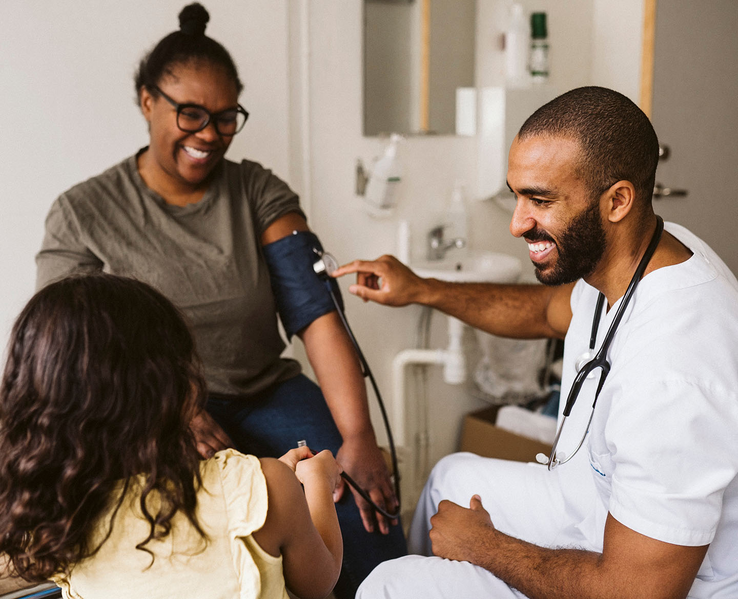 black people having doctor appointment
210.53 kB
1440 px / 1170 px