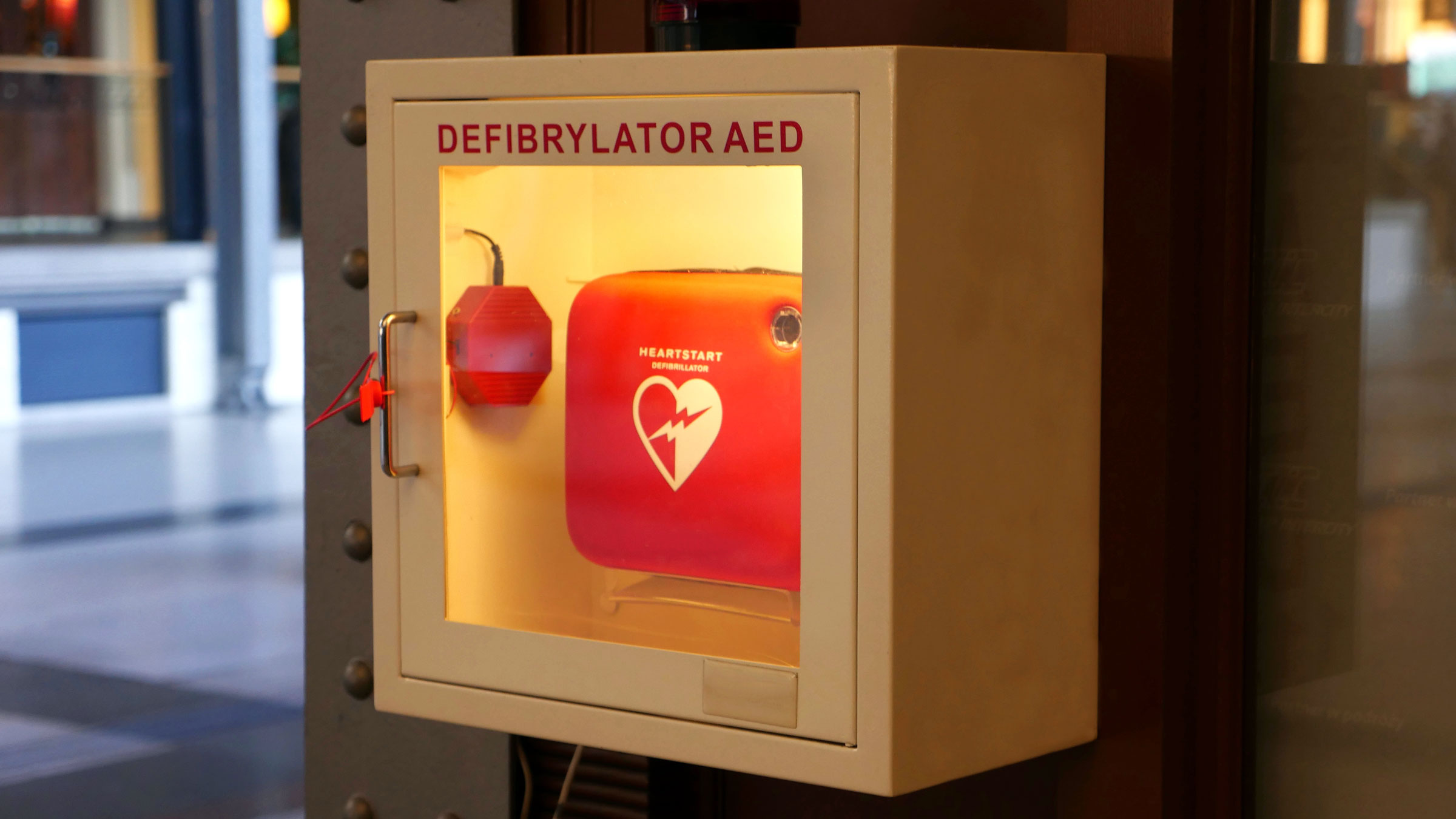 what accessories will you find within an aed box        <h3 class=