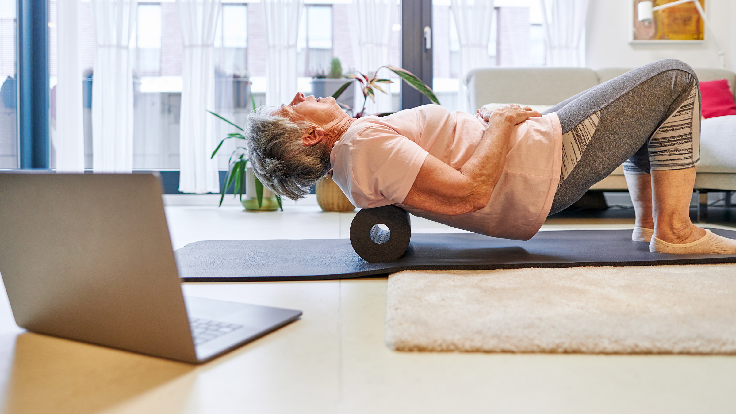 Should You Foam Roll Your IT Band? Here's What a PT Wants You To Know