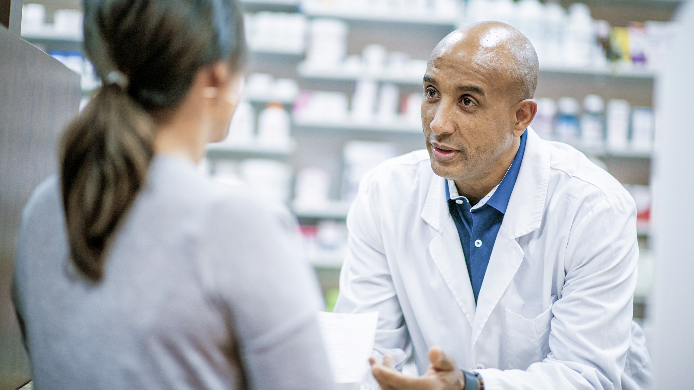 https://images.ctfassets.net/4f3rgqwzdznj/3rld1UJjhfV0sLTAQCBvuT/266143e35e8b9dc7891095b8c7b0d4bc/pharmacist_consultation_with_patient-1179644653.jpg