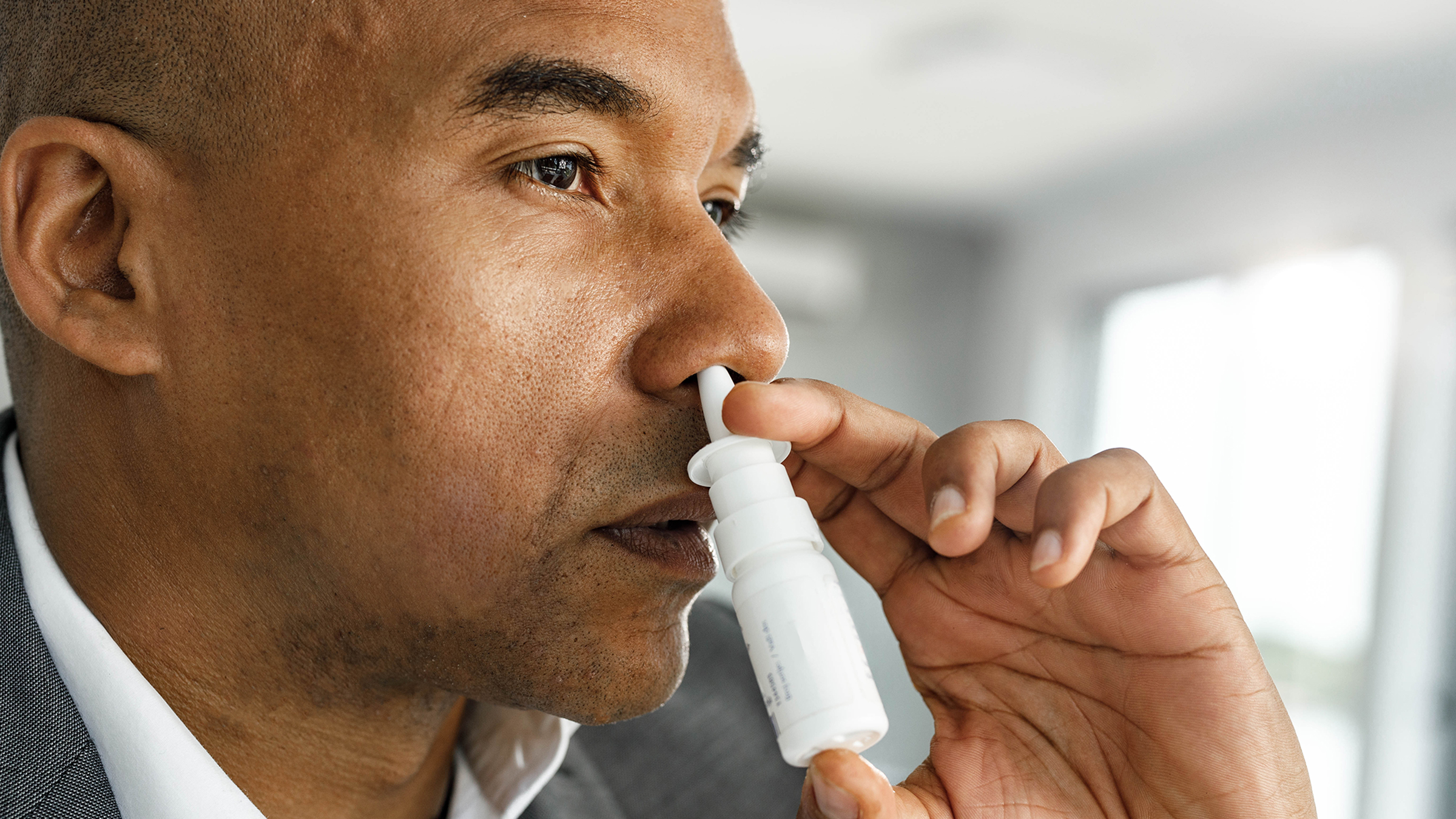 NasalCrom (Cromolyn nasal spray): Uses, Side Effects, Alternatives
