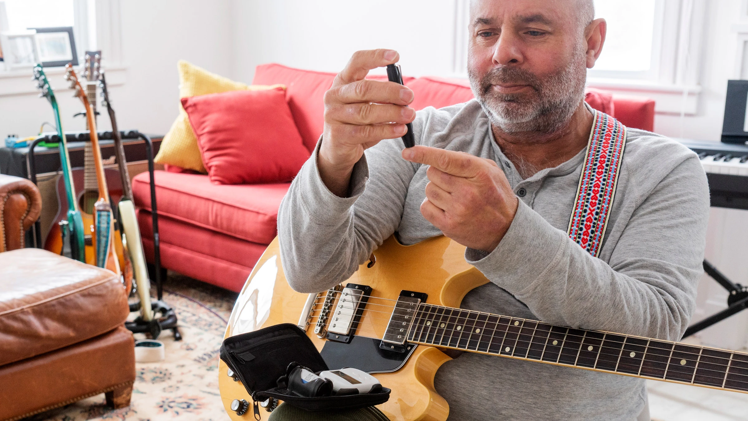 Diabetes 2: guitarist checking blood sugar 1369213842