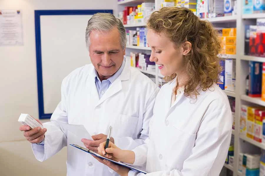 What’s The Difference Between a Pharmacist and Pharmacy Technician?