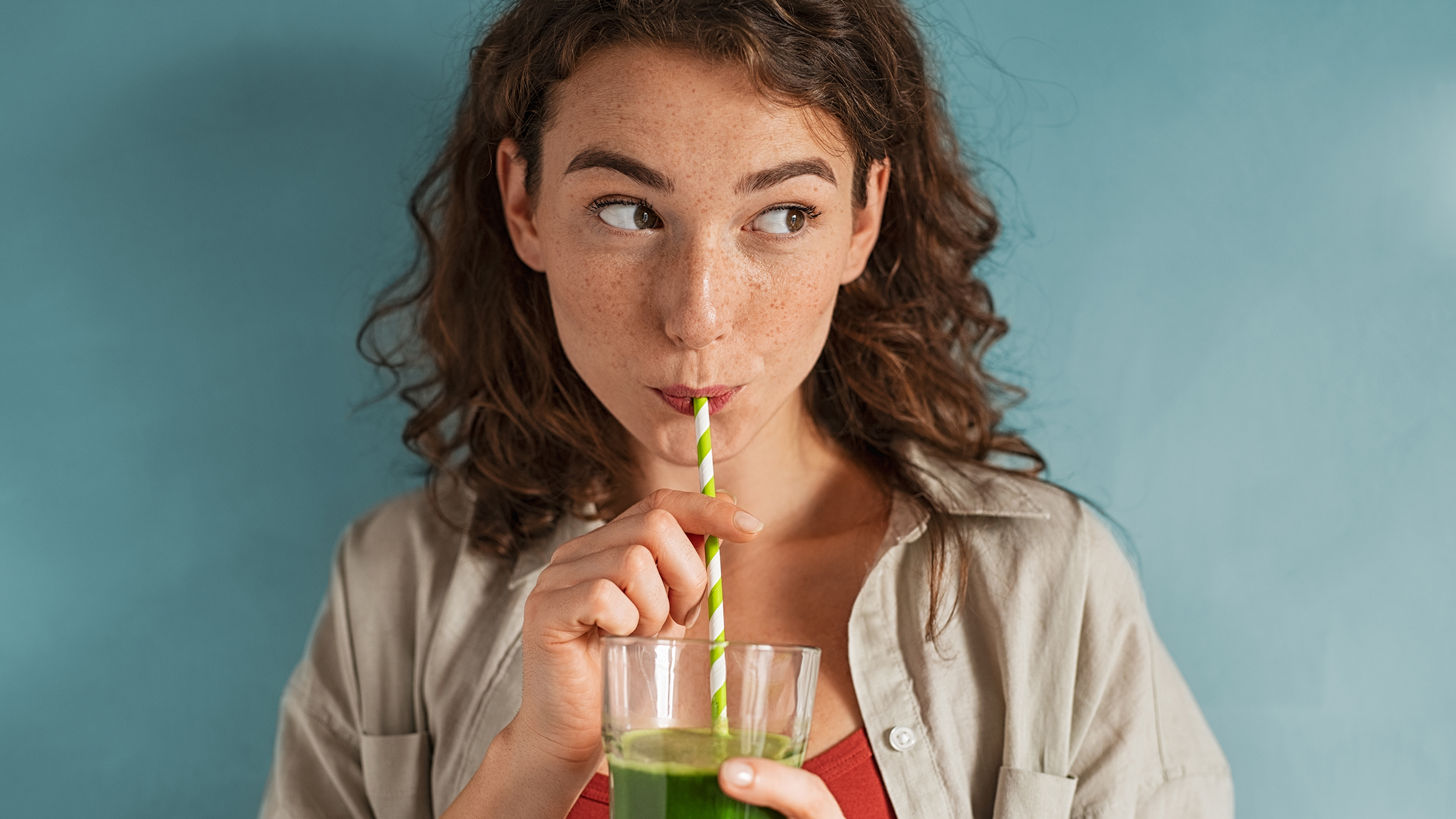 https://images.ctfassets.net/4f3rgqwzdznj/723uBmgdbas2VW1bfuI4GI/5428603e8662b06500f679bee1544a28/woman_drinking_green_juice_1289221014.jpg