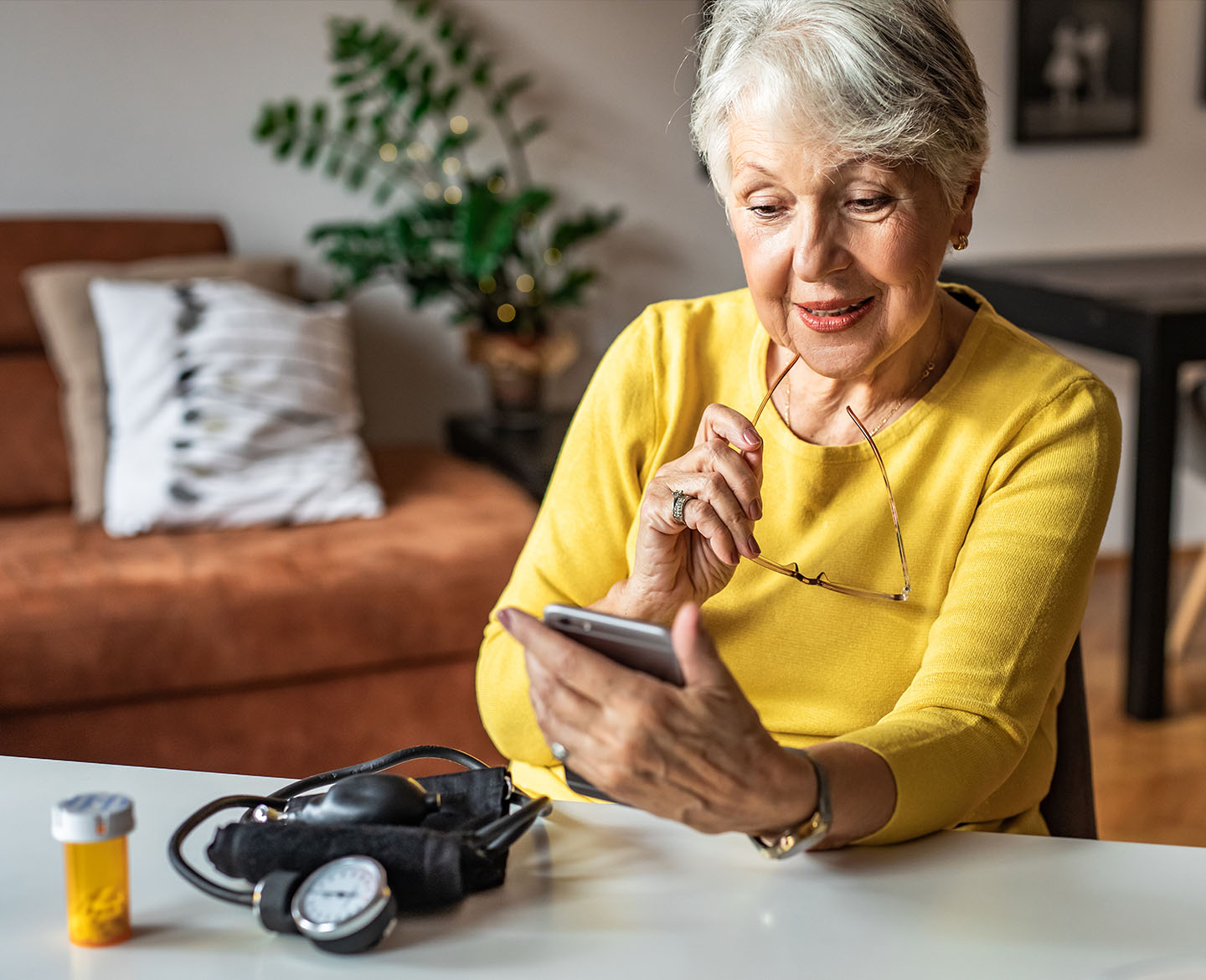 older woman looking at her cell phone yellow shirt
	211.97 kB
1440 px / 1170 px