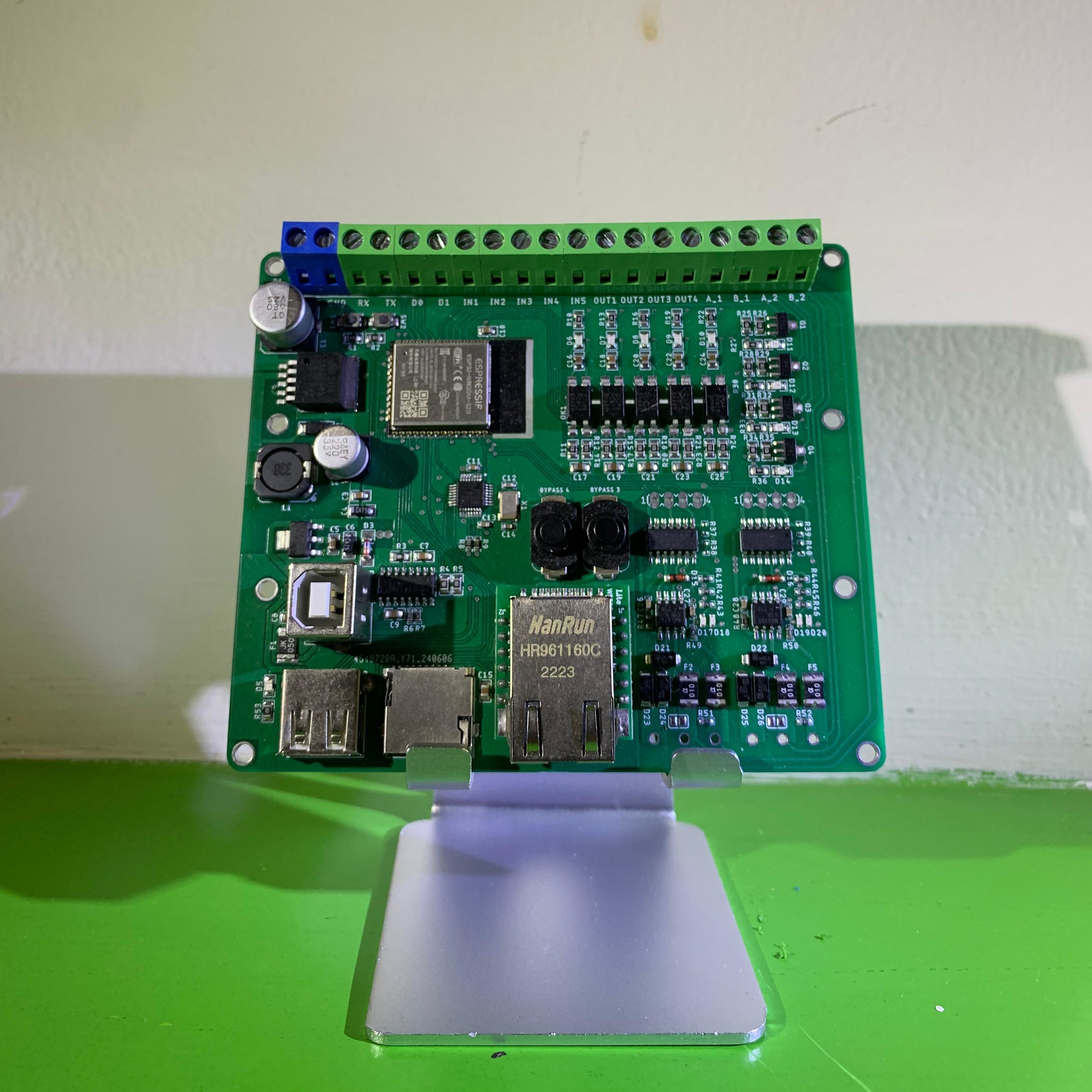 Hovtech Industrial IoT Controller H-3200 (ESP32-Powered)