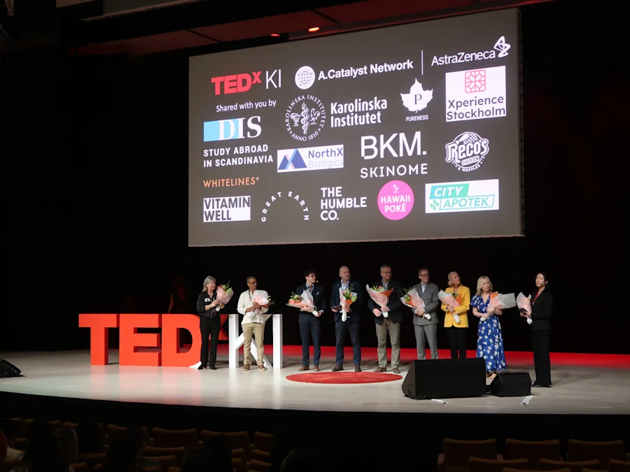 2025's sponsor logos on stage of aula medica.