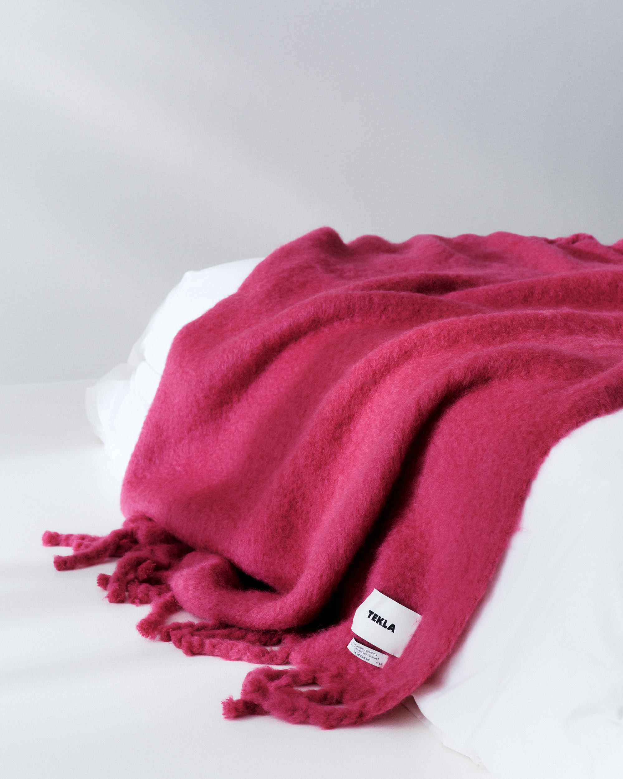 Le Corbusier Mohair blanket – Rouge | Tekla Fabrics