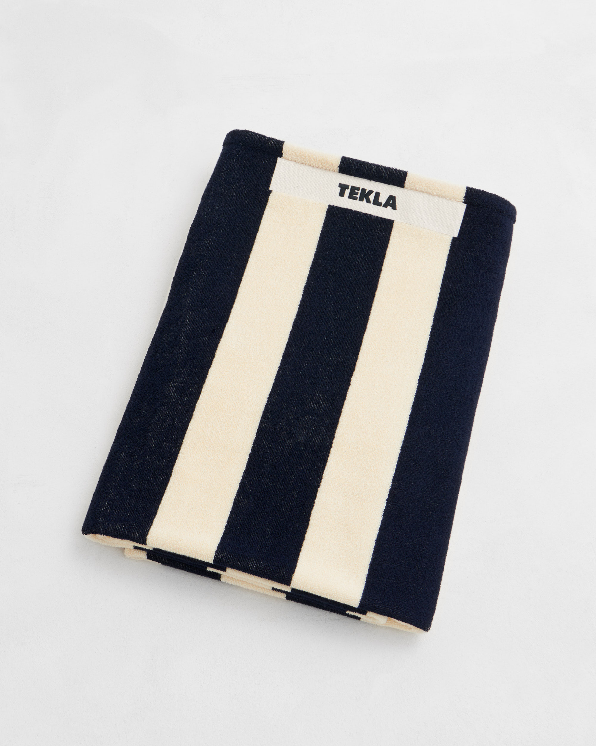 230911 TEKLA Pckshots 08 beach towel summer 24 navy stripes 261