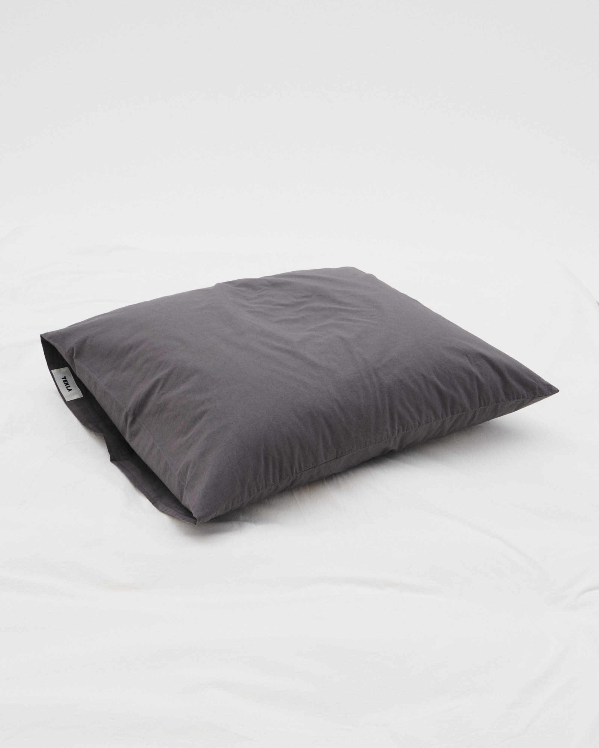 230911 TEKLA Pckshots 21 bedding dark taupe 1051