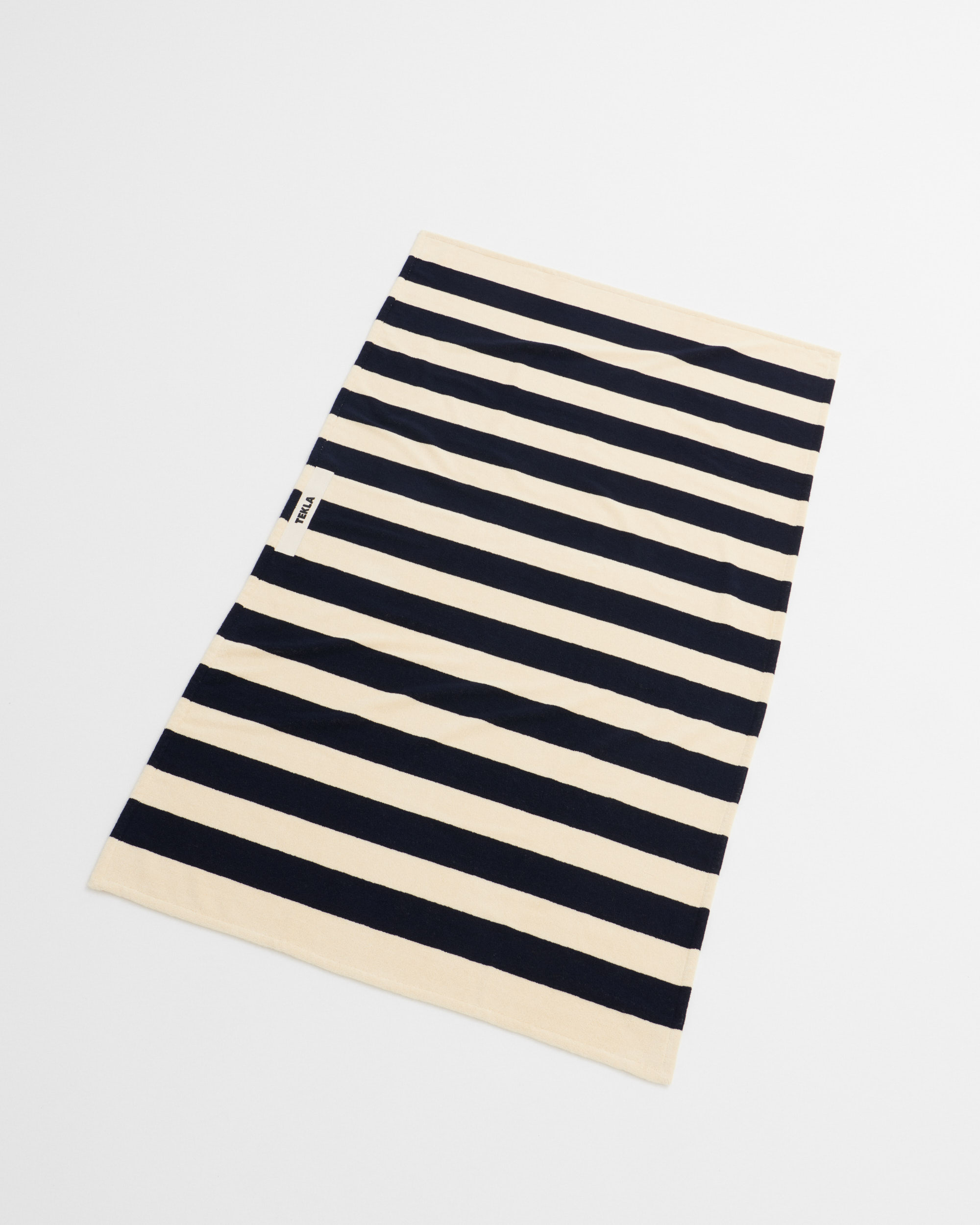 230911 TEKLA Pckshots 08 beach towel summer 24 navy stripes 218