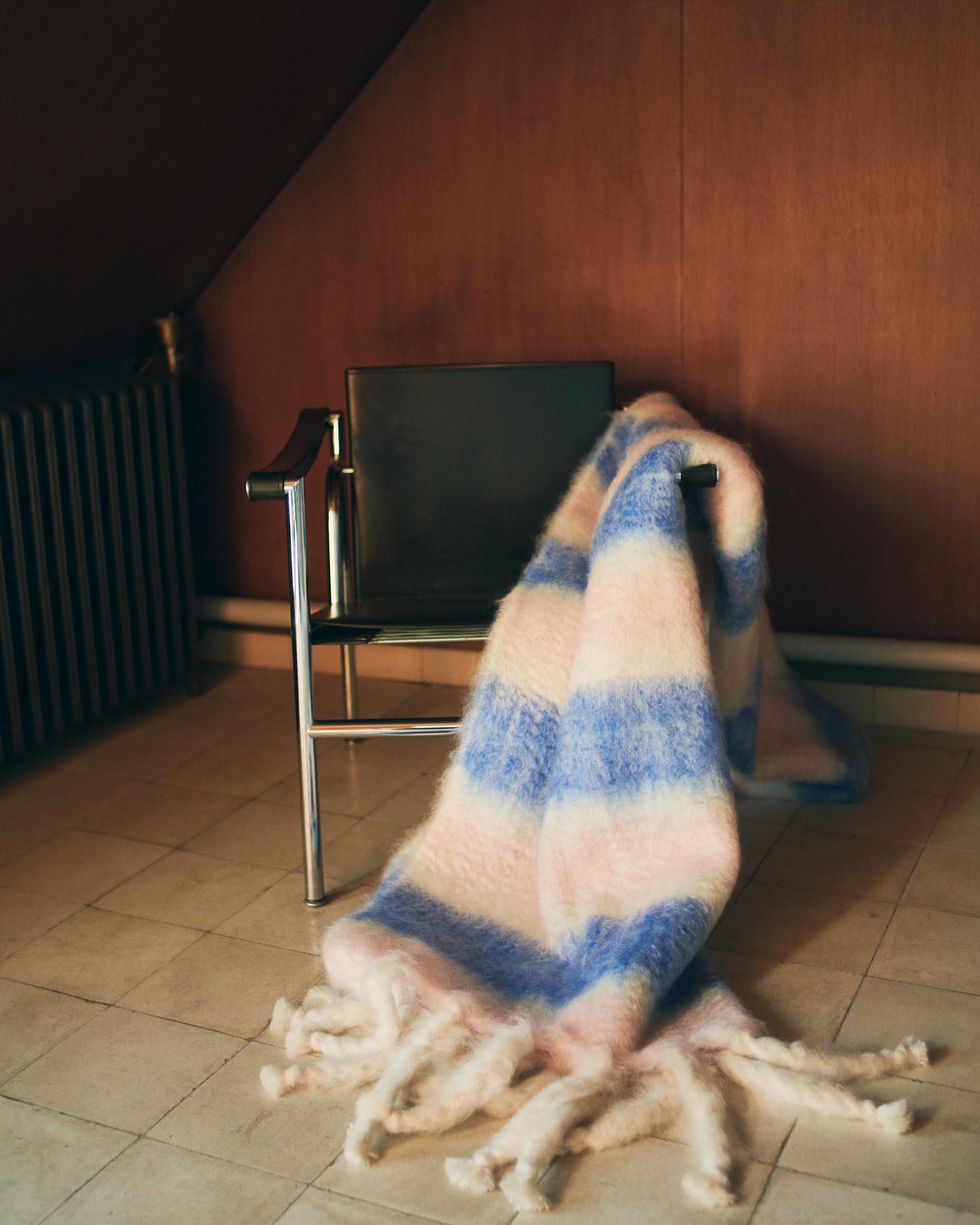 Striped mohair blanket © FLC / Le Corbusier / VISDA and Pierre Jeanneret, Charlotte Perriand / VISDA