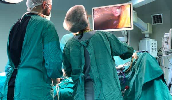 surgeons trying to optimize operating room to be more efficient while looking at their patient