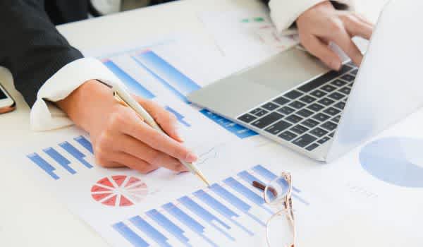 woman reviewing healthcare data analytics platform for her hospital and asc