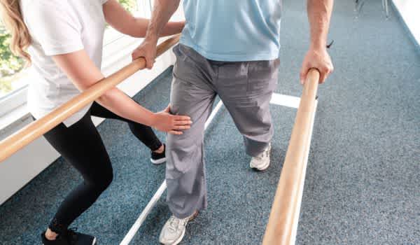 man getting physical therapy for knee surgery at outpatient pt instead of home health for CMS TEAM