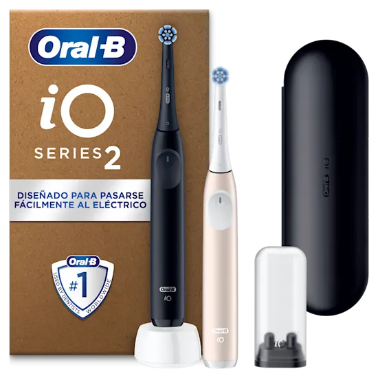Oral-B iO2 en su empaque, destacando la eliminación del 100% más de placa bacteriana, con dos cepillos iO y accesorios.