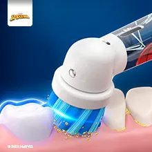 Primer plano del cabezal que limpia los dientes en mayor profundidad que un cepillo manual normal.