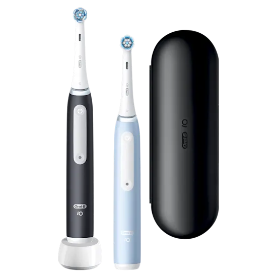 Oral-B iO3 azul claro y negro con sensor de presión visible 360° para proteger las encías.